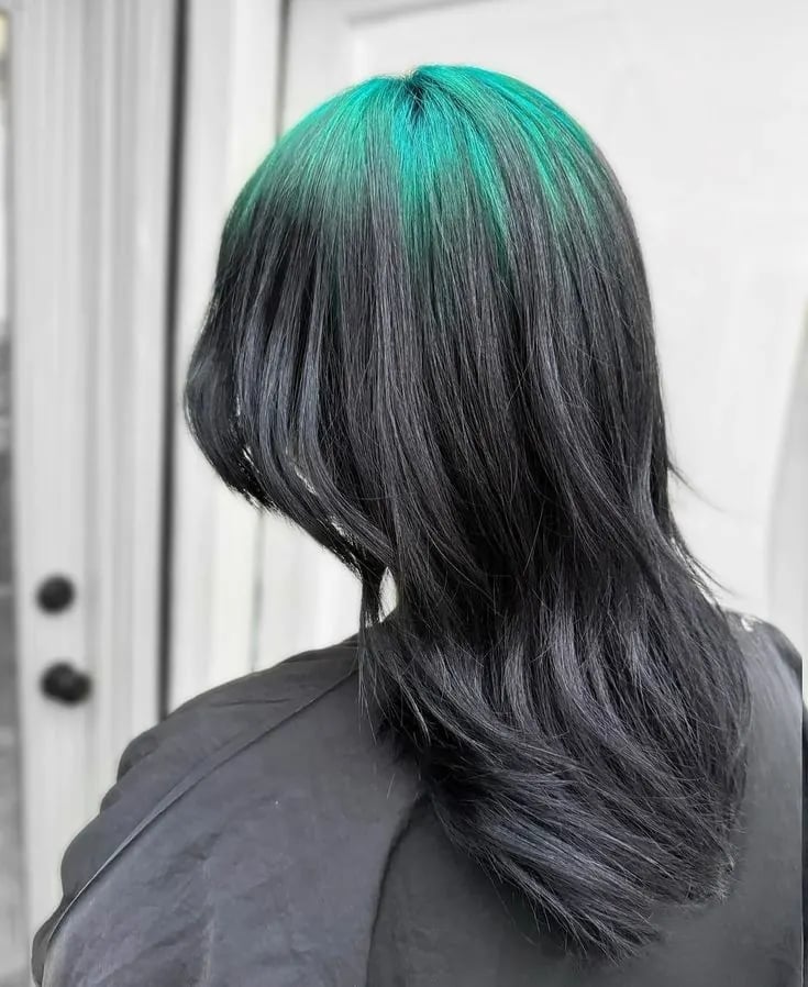 Black Collarbone Cut With Green Highlights Black Collarbone Cut With Green Highlights — Green Hair