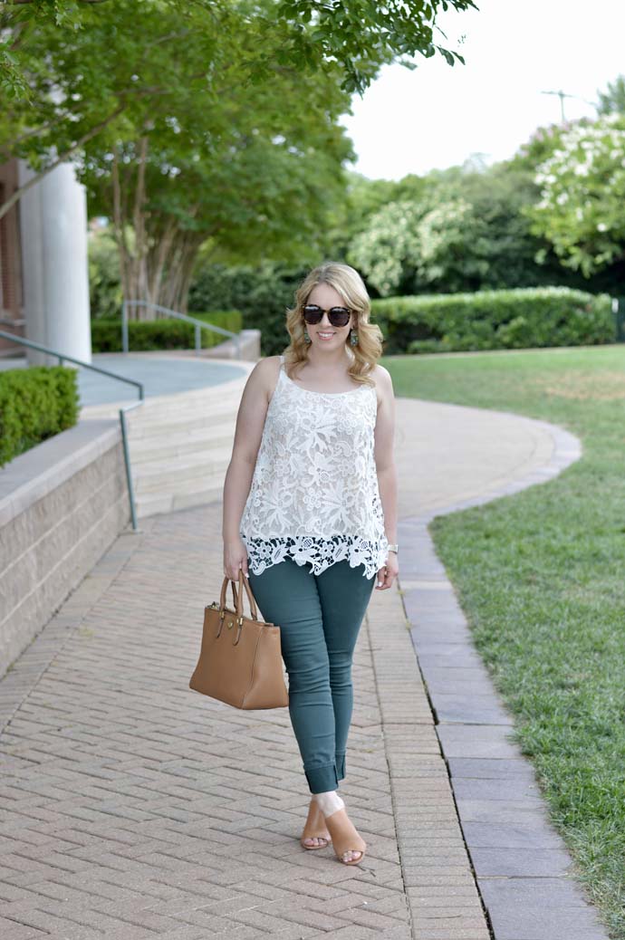 Fitted Green Skinny Jeans With Lace Camisole Fitted Green Skinny Jeans With Lace Camisole — Green Jeans Outfits