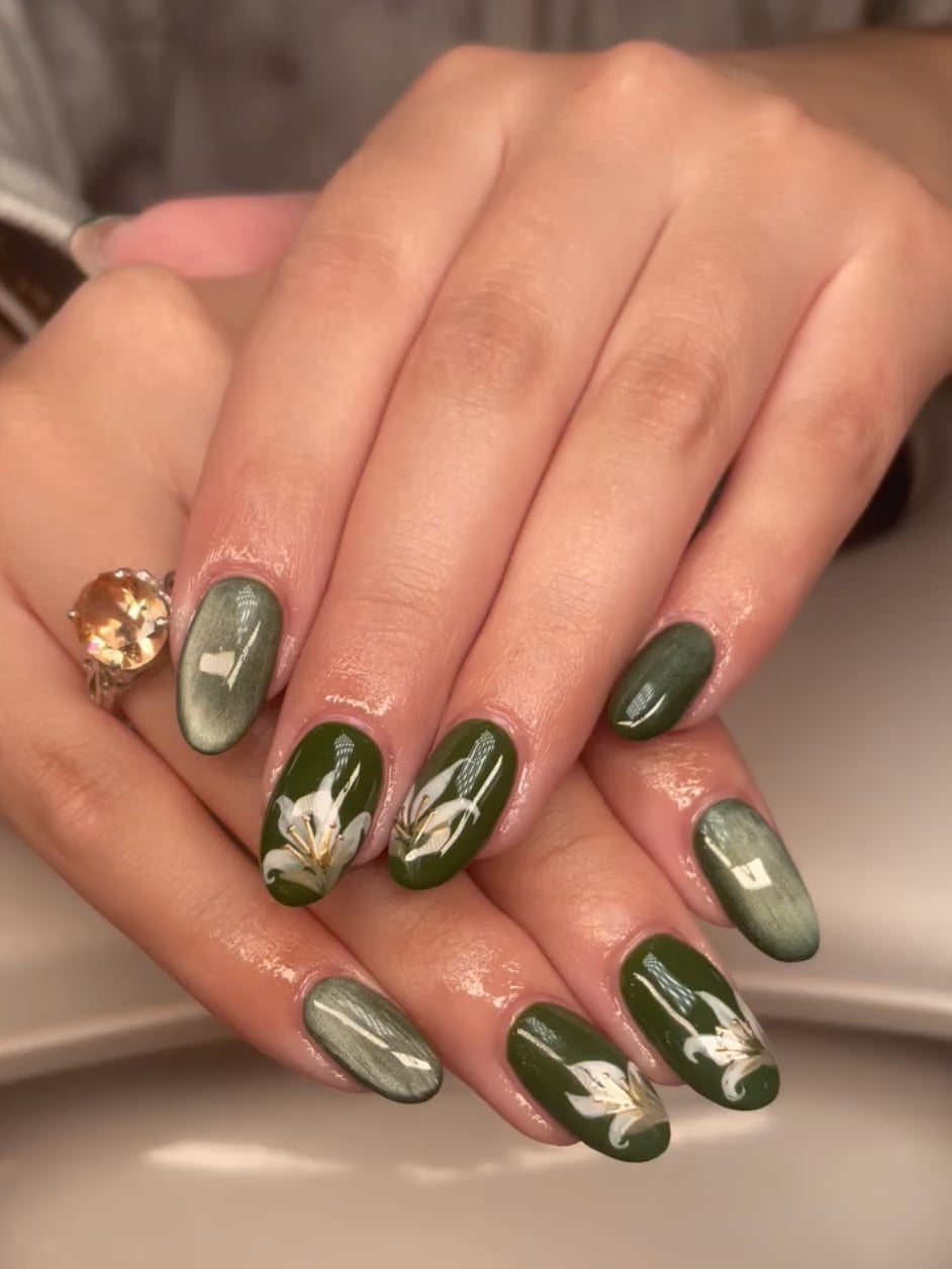 Deep Green Cat-Eye Floral Art Medium Oval Nails Deep Green Cat-Eye Floral Art Medium Oval Nails — Green Nails