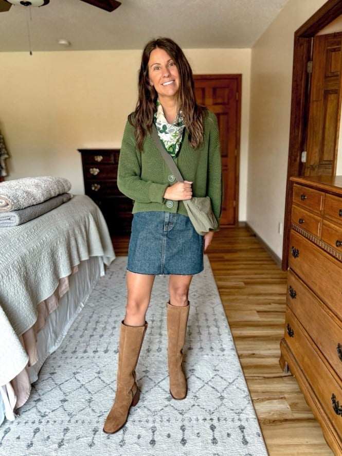 Casual green cardigan with denim and boots Casual green cardigan with denim and boots — Green Outfits