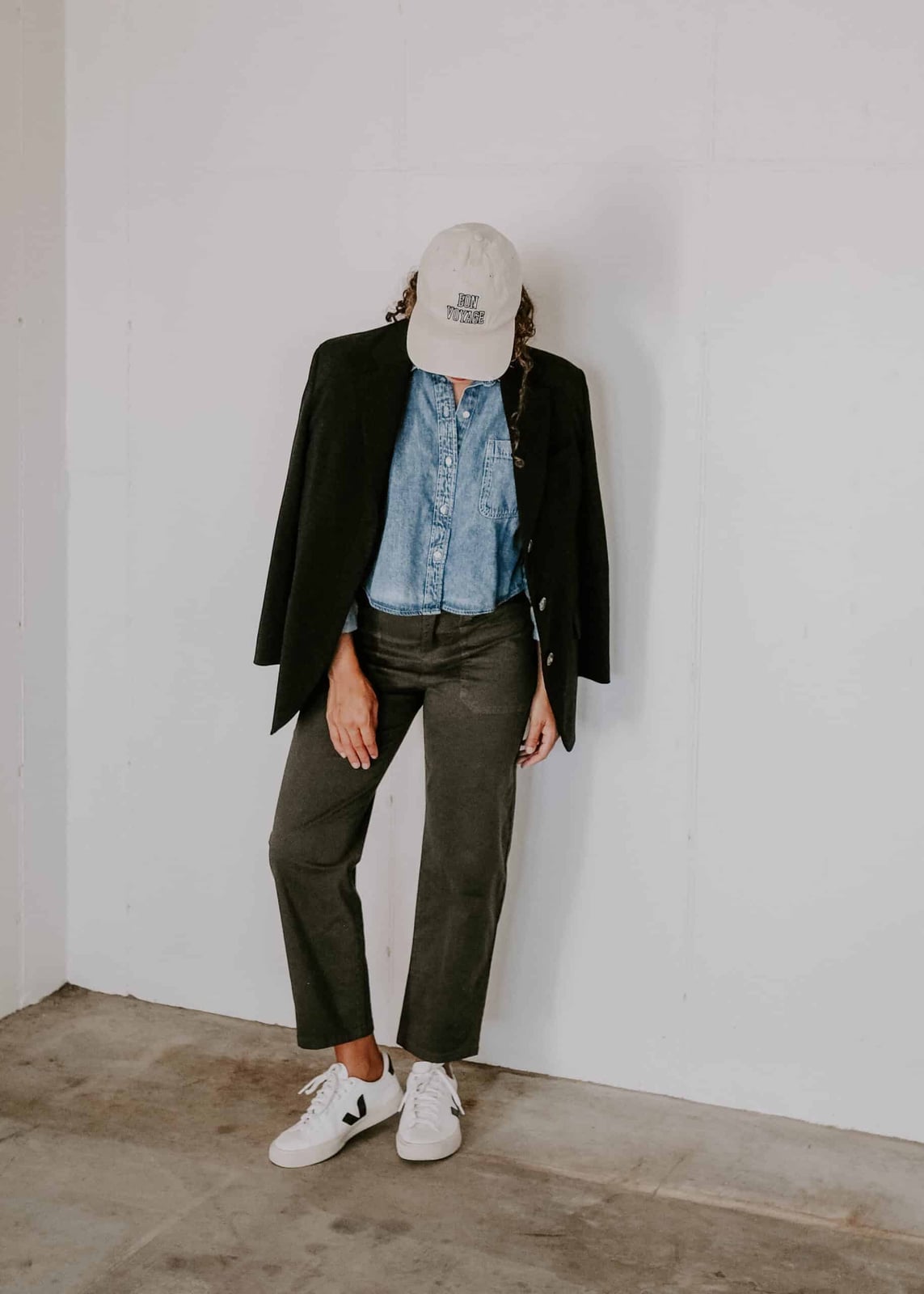 Dark green straight leg trousers with a denim shirt Dark green straight leg trousers with a denim shirt — Green Pants Outfits