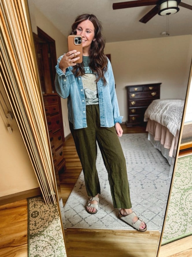 Olive green linen pants with a light blue denim shirt Olive green linen pants with a light blue denim shirt — Green Pants Outfits