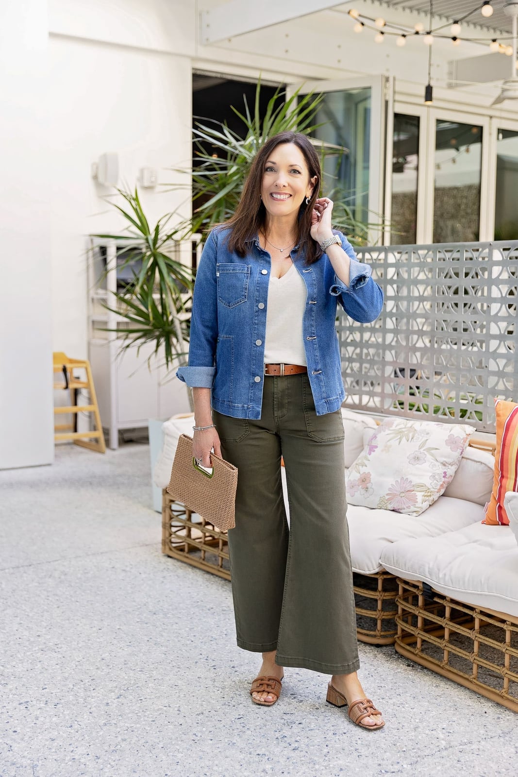 Olive green wide leg pants with a white v-neck top Olive green wide leg pants with a white v-neck top — Green Pants Outfits