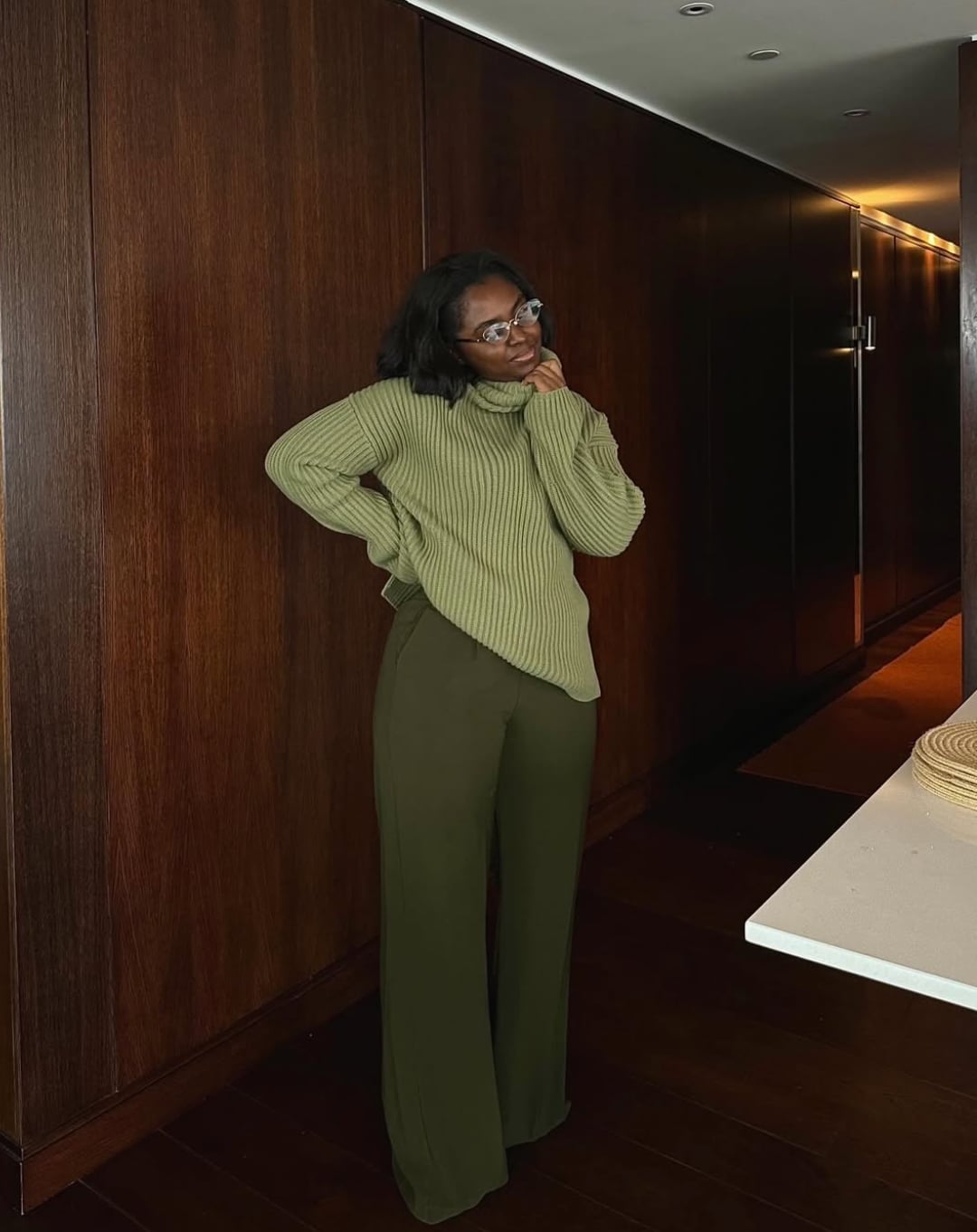 Dark green wide leg trousers with a matching green turtleneck Dark green wide leg trousers with a matching green turtleneck — Green Pants Outfits