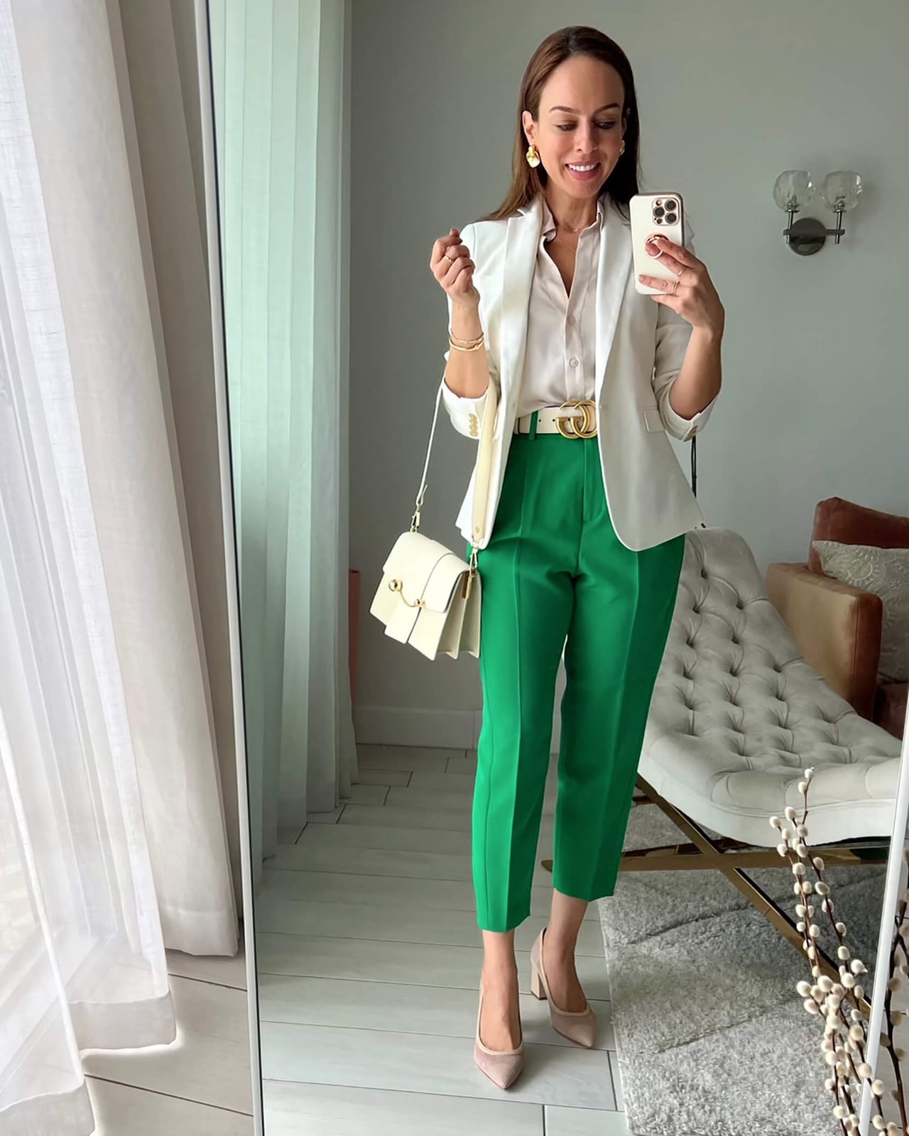Emerald green tailored trousers with a white button-up shirt Emerald green tailored trousers with a white button-up shirt — Green Pants Outfits