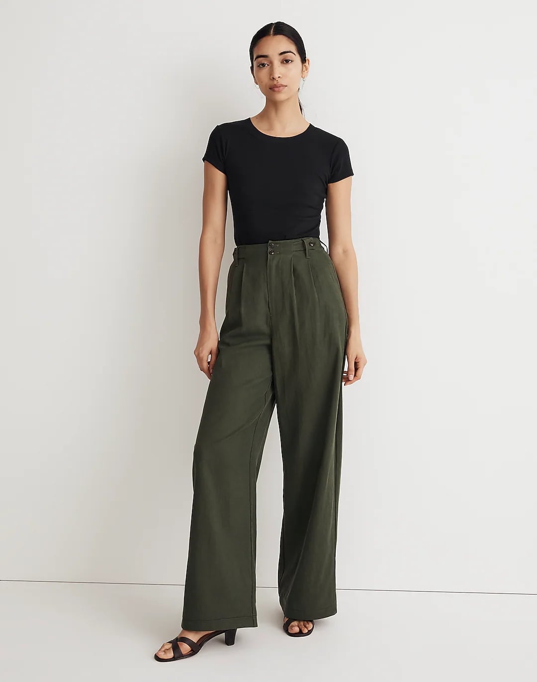 Olive green wide leg linen trousers with a black t-shirt Olive green wide leg linen trousers with a black t-shirt — Green Pants Outfits