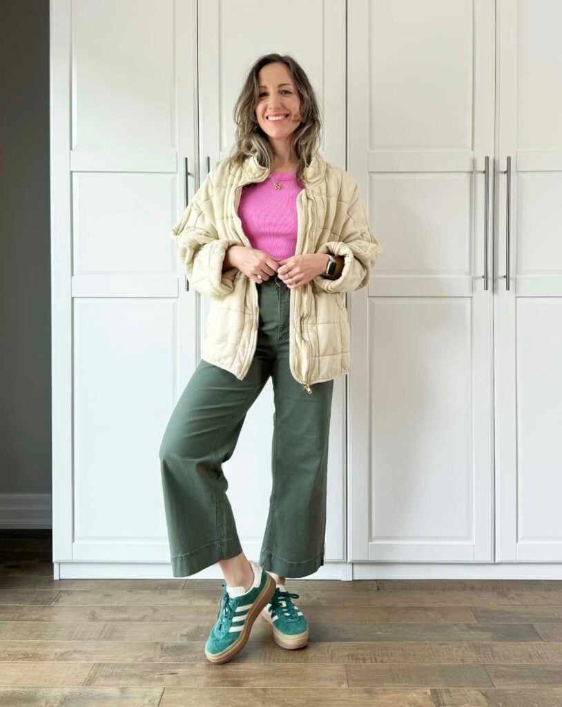 Olive green wide leg cropped pants with a pink knit top Olive green wide leg cropped pants with a pink knit top — Green Pants Outfits