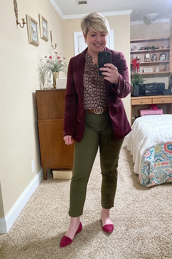 Olive green fitted pants with a patterned blouse Olive green fitted pants with a patterned blouse — Green Pants Outfits