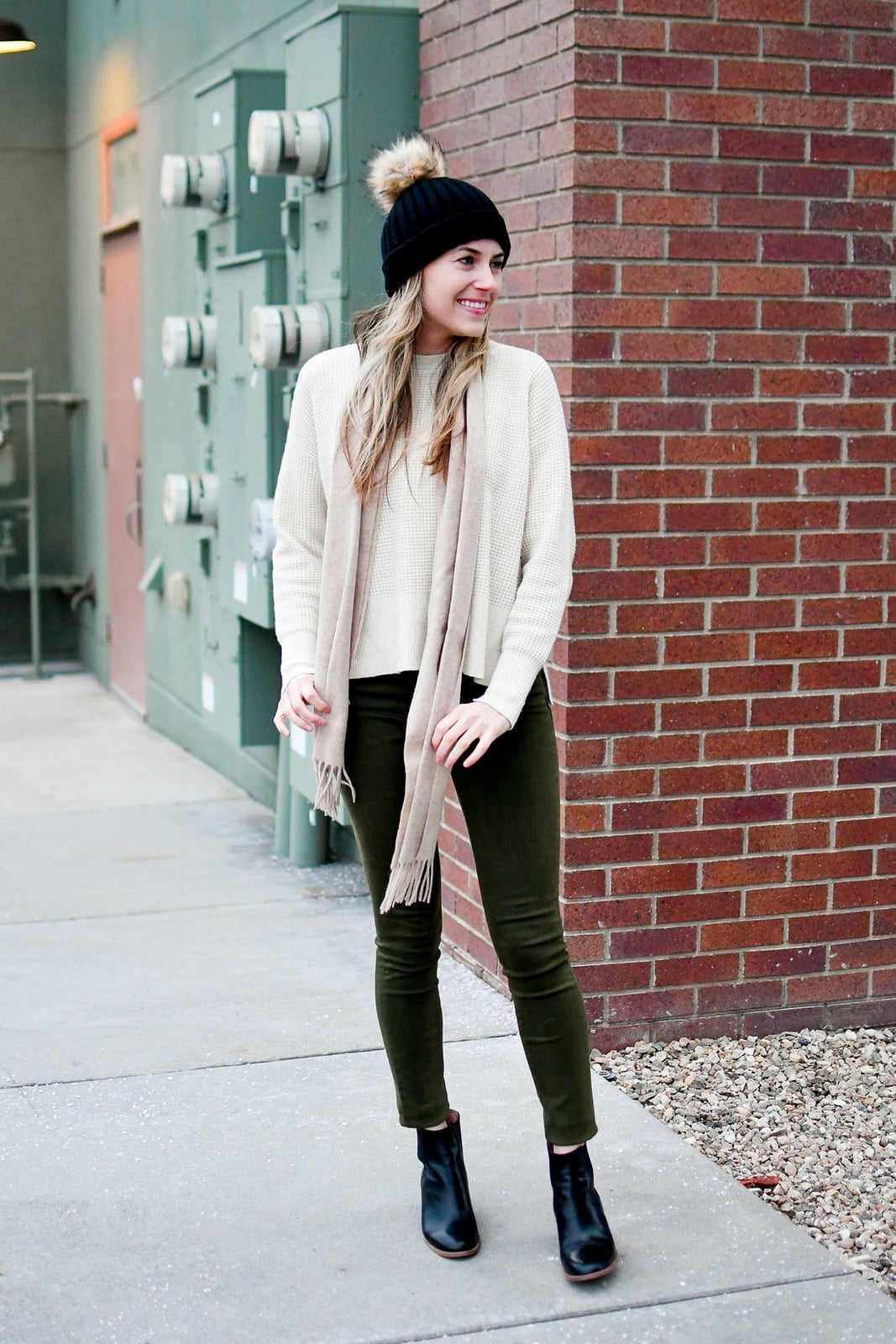 Olive green skinny pants with a cream cable-knit sweater Olive green skinny pants with a cream cable-knit sweater — Green Pants Outfits
