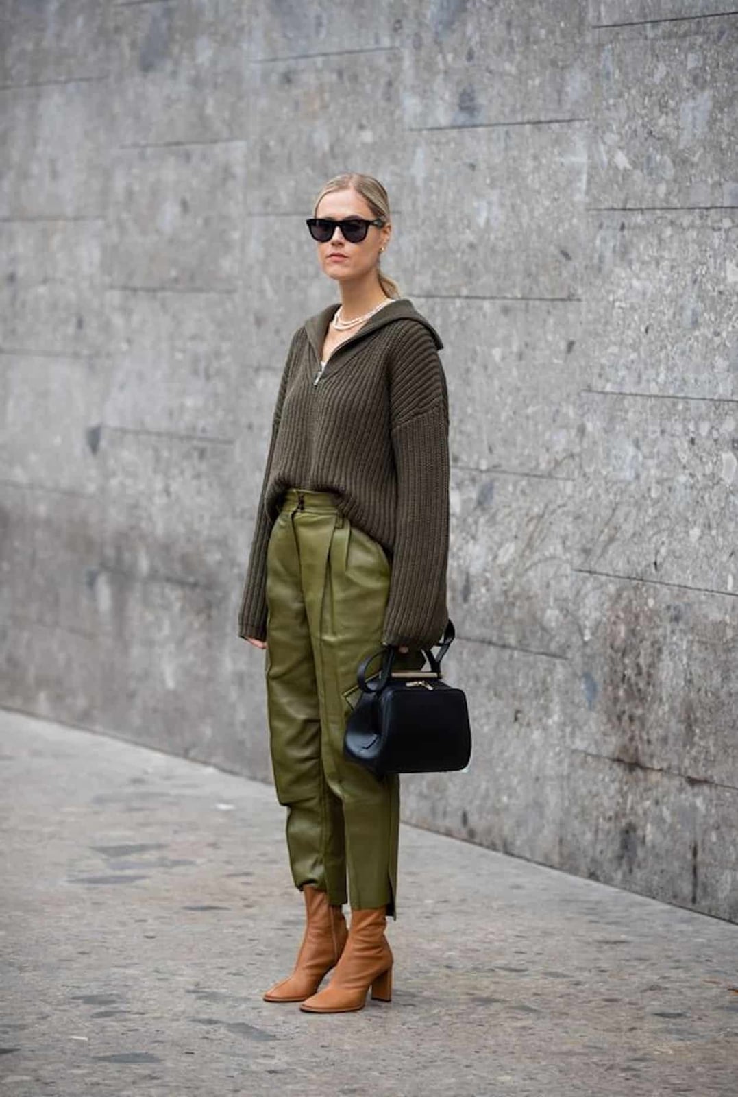 Olive green leather trousers with a dark brown knit sweater Olive green leather trousers with a dark brown knit sweater — Green Pants Outfits