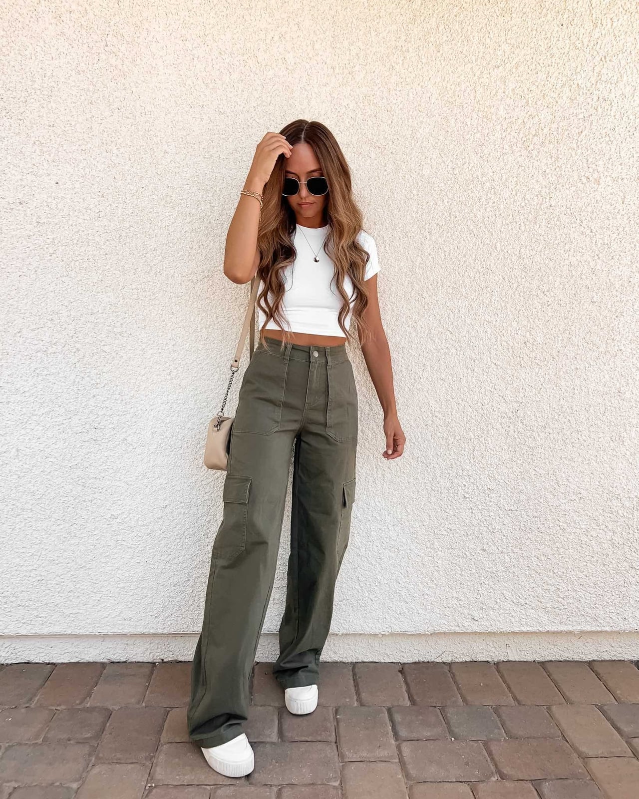 Olive green cargo pants with a white cropped t-shirt Olive green cargo pants with a white cropped t-shirt — Green Pants Outfits