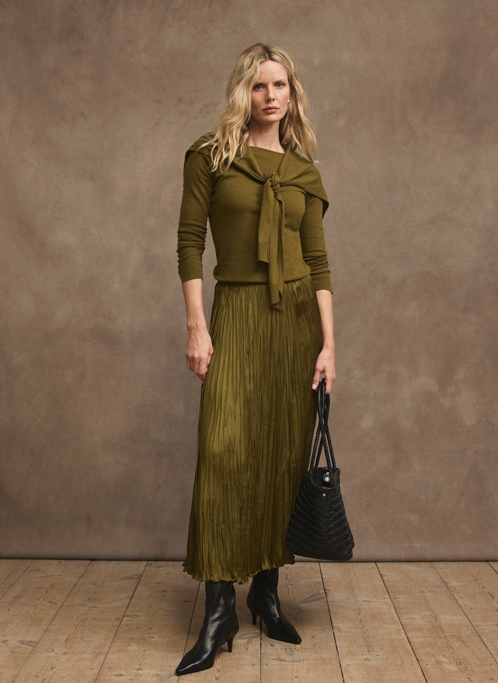 Olive Green Crinkle Maxi Skirt Monochromatic Olive Green Crinkle Maxi Skirt Monochromatic — Green Skirt Outfit