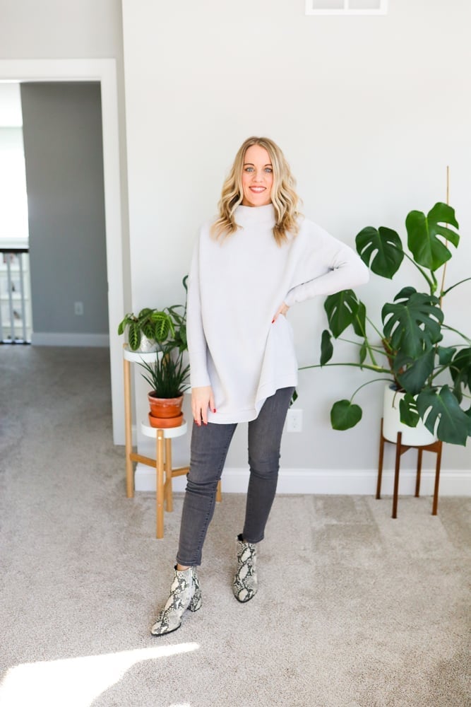 Gray Skinny Jeans With Light Gray Oversized Tunic And Snakeskin Boots Gray Skinny Jeans With Light Gray Oversized Tunic And Snakeskin Boots — Grey Jeans Outfits