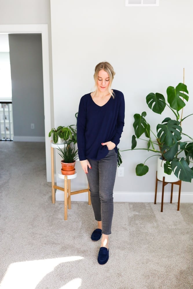 Gray Skinny Jeans With Navy Blue Sweater And Loafers Gray Skinny Jeans With Navy Blue Sweater And Loafers — Grey Jeans Outfits