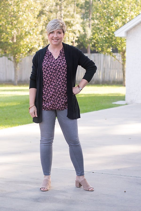 Acid Wash Gray Cargo Jeans With Brown Oversized Sweater Acid Wash Gray Cargo Jeans With Brown Oversized Sweater — Grey Jeans Outfits