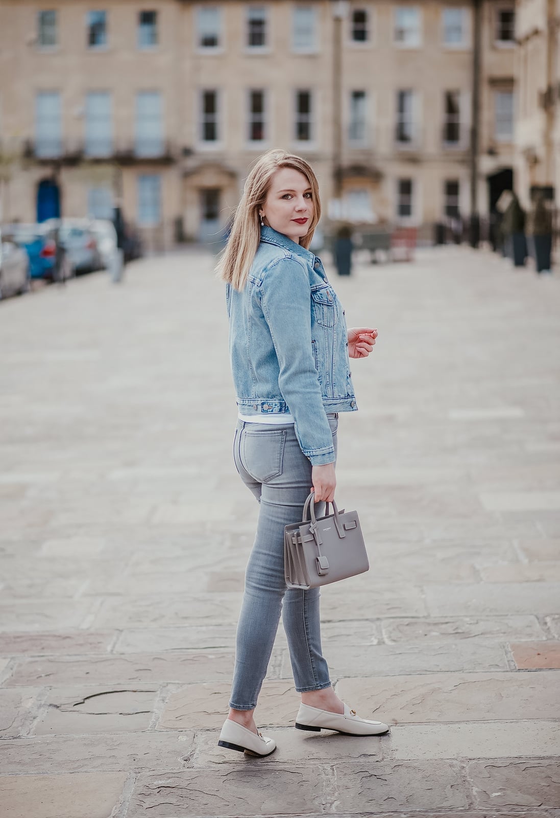 Gray Skinny Jeans With White Tee And Light Blue Denim Jacket Gray Skinny Jeans With White Tee And Light Blue Denim Jacket — Grey Jeans Outfits
