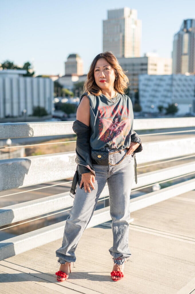 Light Gray Straight Leg Jeans With Graphic Tee And Red Heels Light Gray Straight Leg Jeans With Graphic Tee And Red Heels — Grey Jeans Outfits