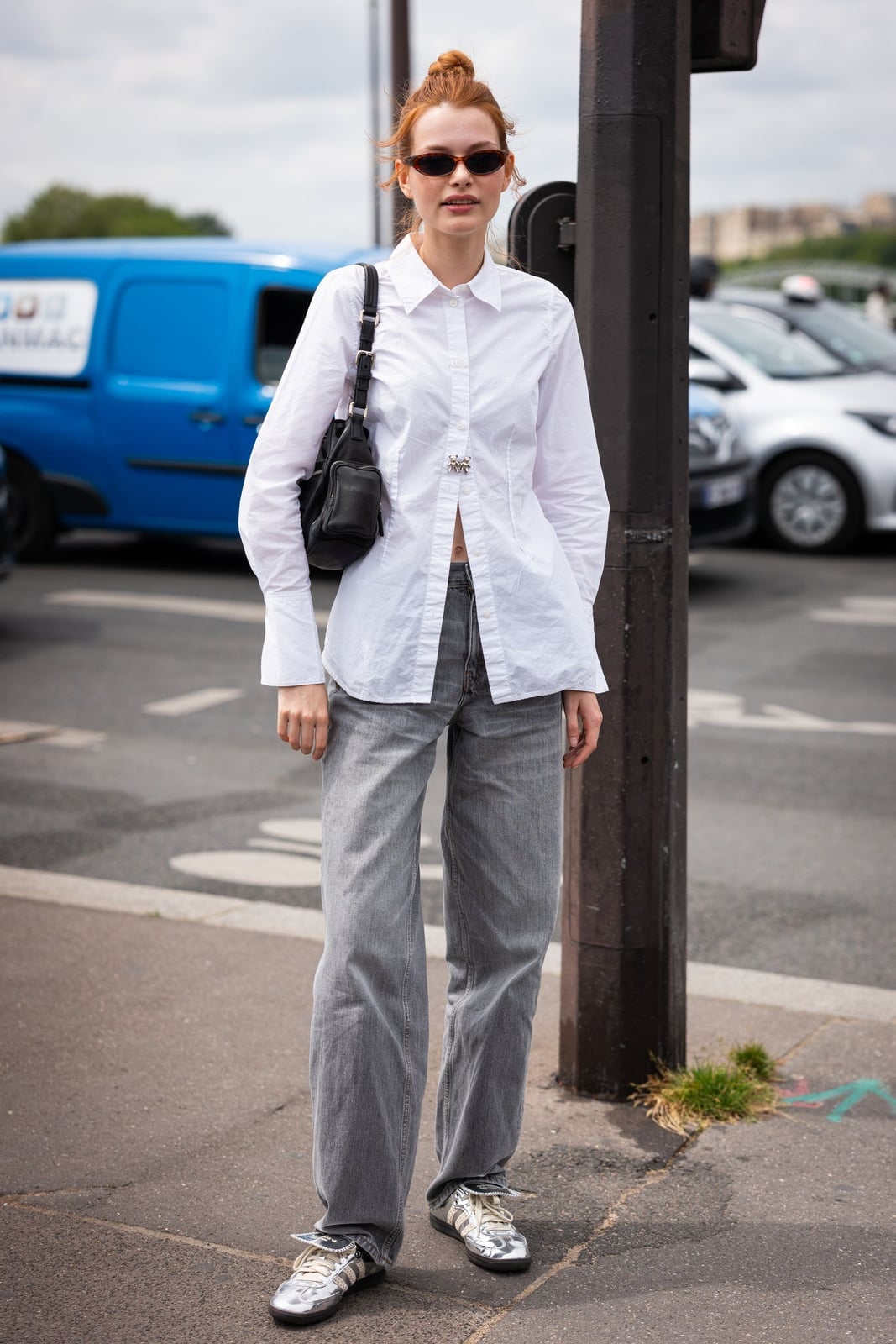 Gray Relaxed Fit Jeans With White Oversized Shirt And Silver Sneakers Gray Relaxed Fit Jeans With White Oversized Shirt And Silver Sneakers — Grey Jeans Outfits