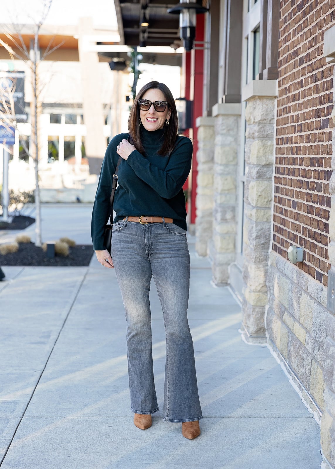 Gray Flare Jeans With Dark Green Turtleneck And Tan Heels Gray Flare Jeans With Dark Green Turtleneck And Tan Heels — Grey Jeans Outfits
