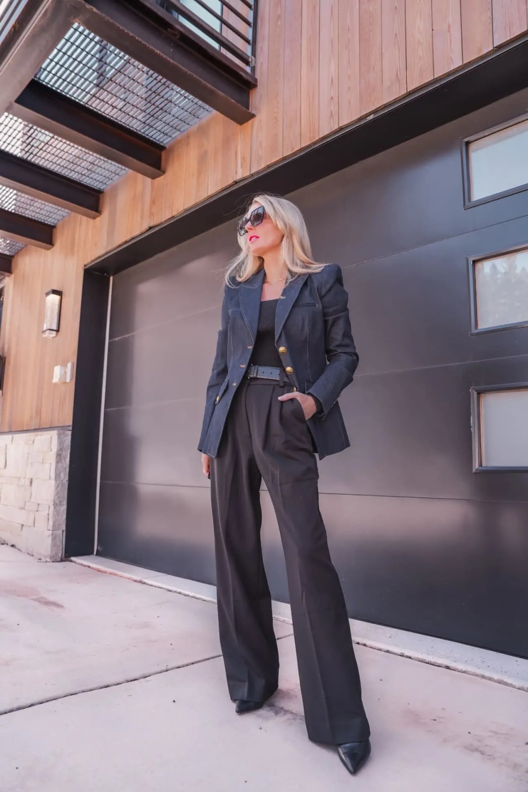 Dark Gray Trousers With Fitted Blazer Dark Gray Trousers With Fitted Blazer — Grey Pants Outfits