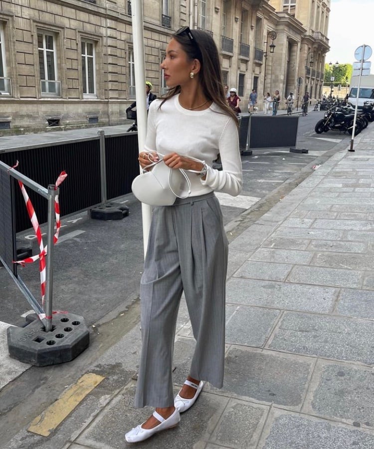 Pleated Gray Trousers With White Ballet Flats Pleated Gray Trousers With White Ballet Flats — Grey Pants Outfits