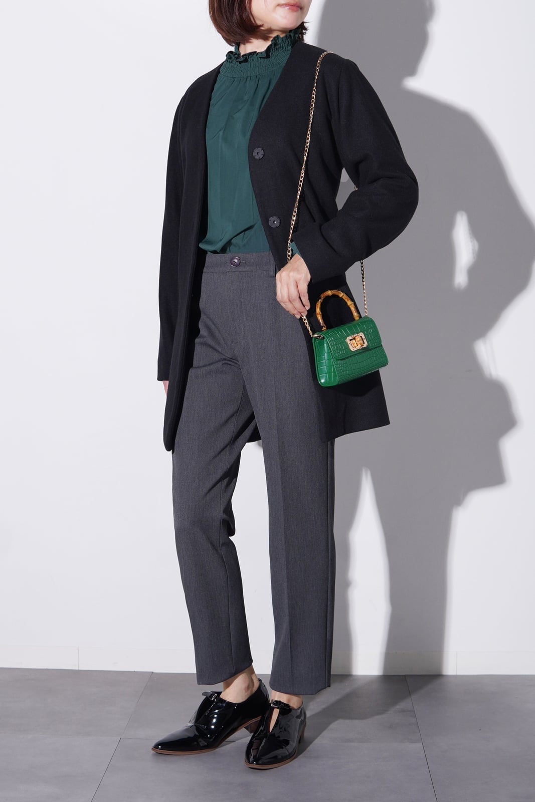 Tailored Gray Trousers With Green Blouse Tailored Gray Trousers With Green Blouse — Grey Pants Outfits