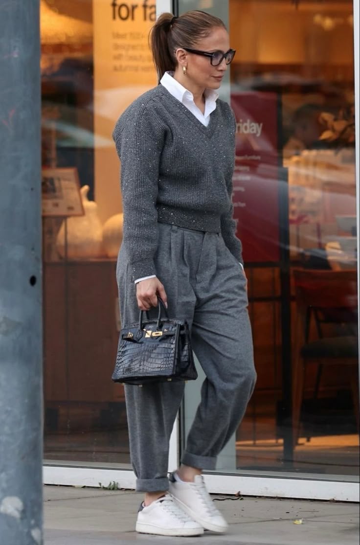 Gray Pleated Trousers With Oversized Blazer Gray Pleated Trousers With Oversized Blazer — Grey Pants Outfits