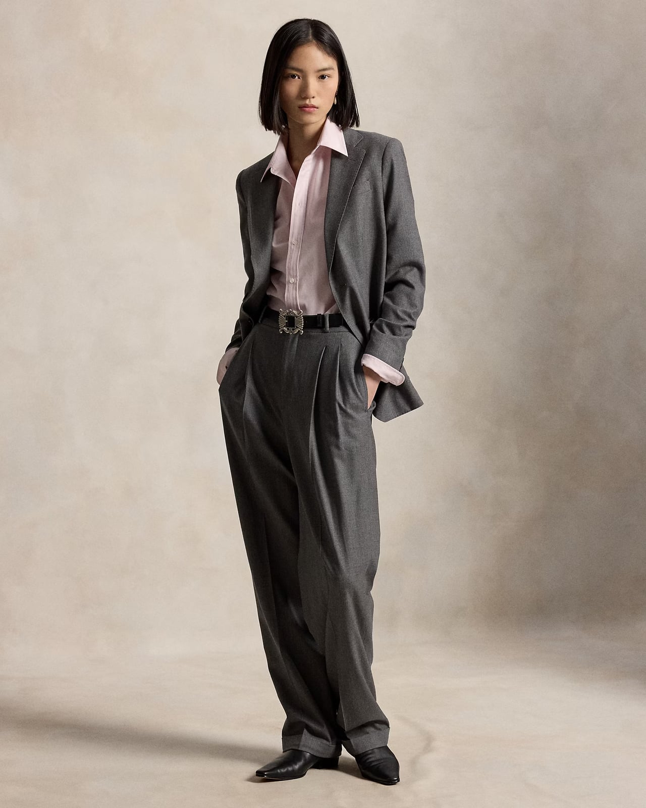 Pleated Gray Trousers With Pink Shirt and Gray Jacket Pleated Gray Trousers With Pink Shirt and Gray Jacket — Grey Pants Outfits