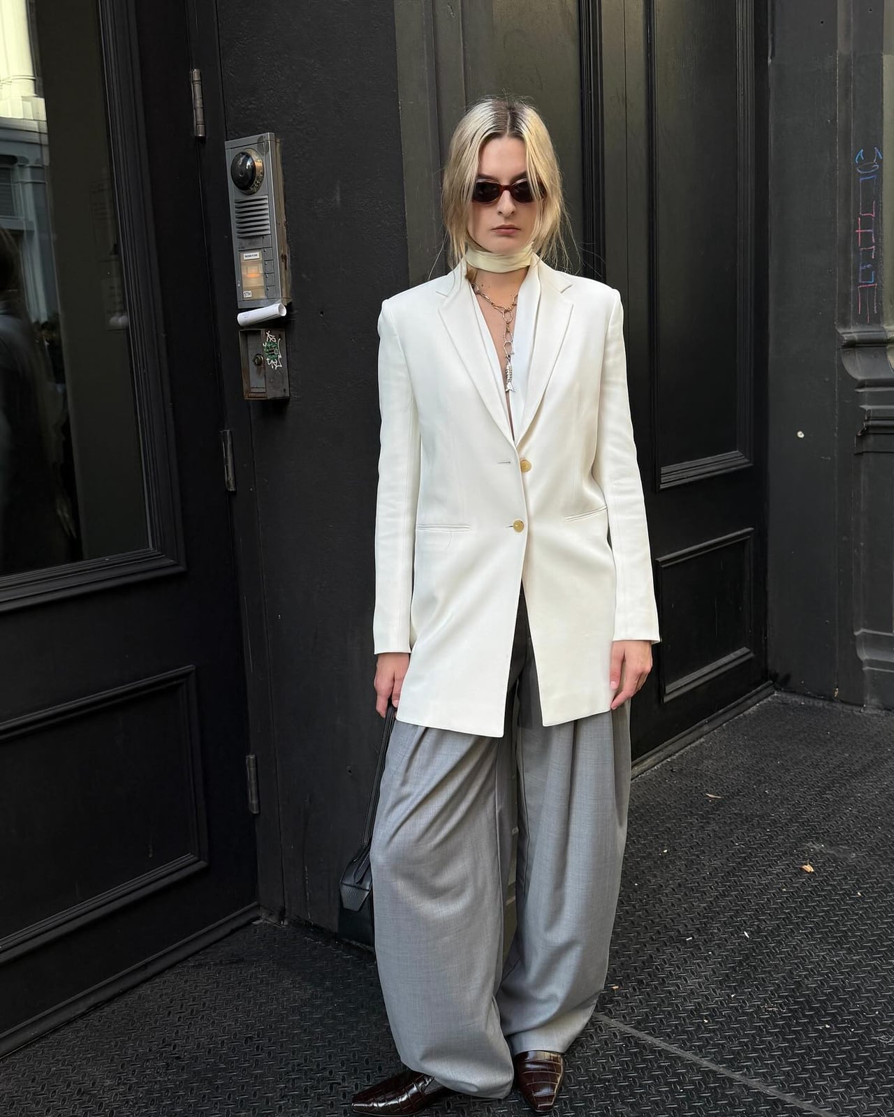 Smart Casual Gray Trousers With White Blazer Smart Casual Gray Trousers With White Blazer — Grey Pants Outfits