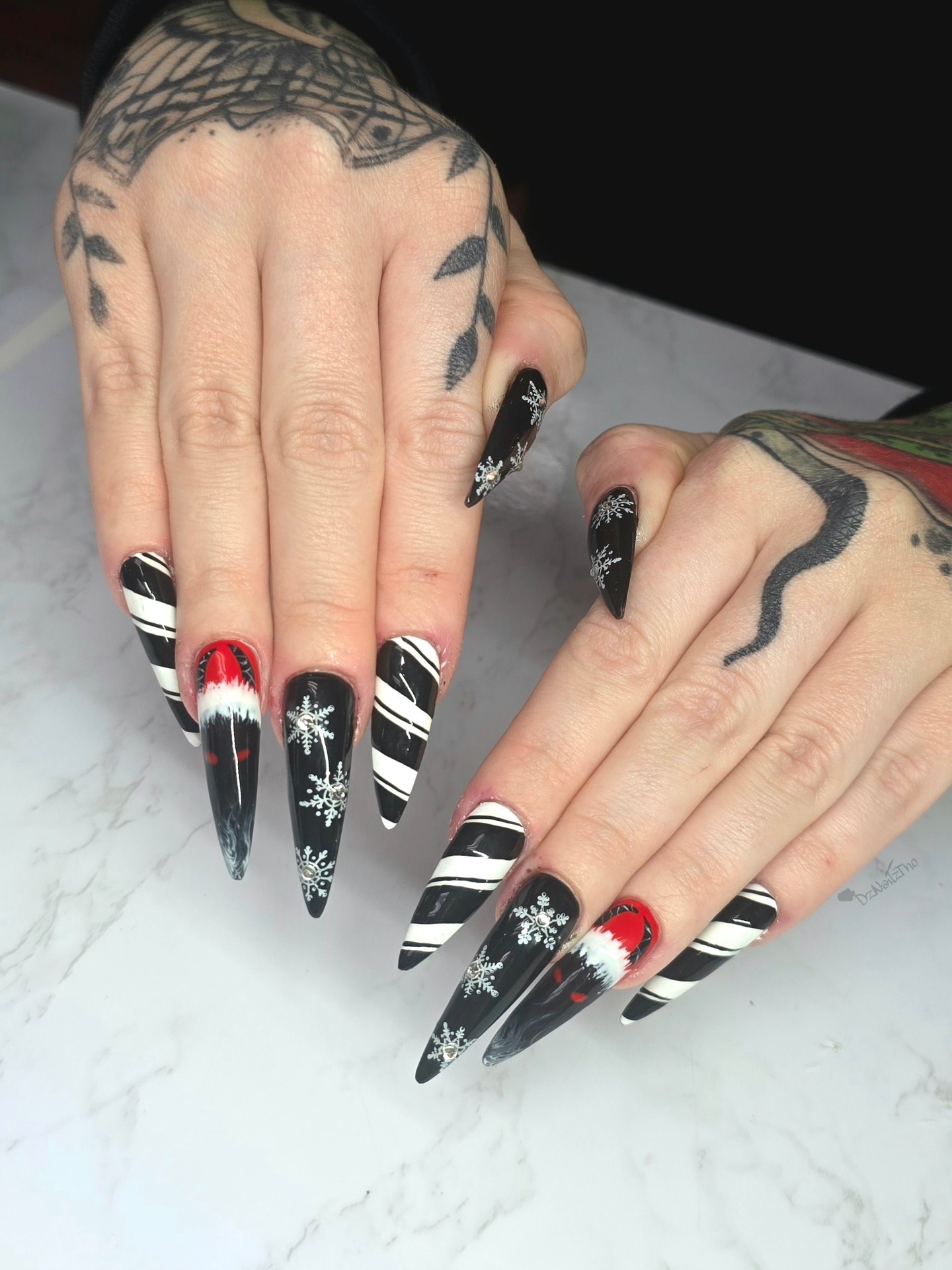 Grinch Santa Hat & Snowflakes Stiletto Nails