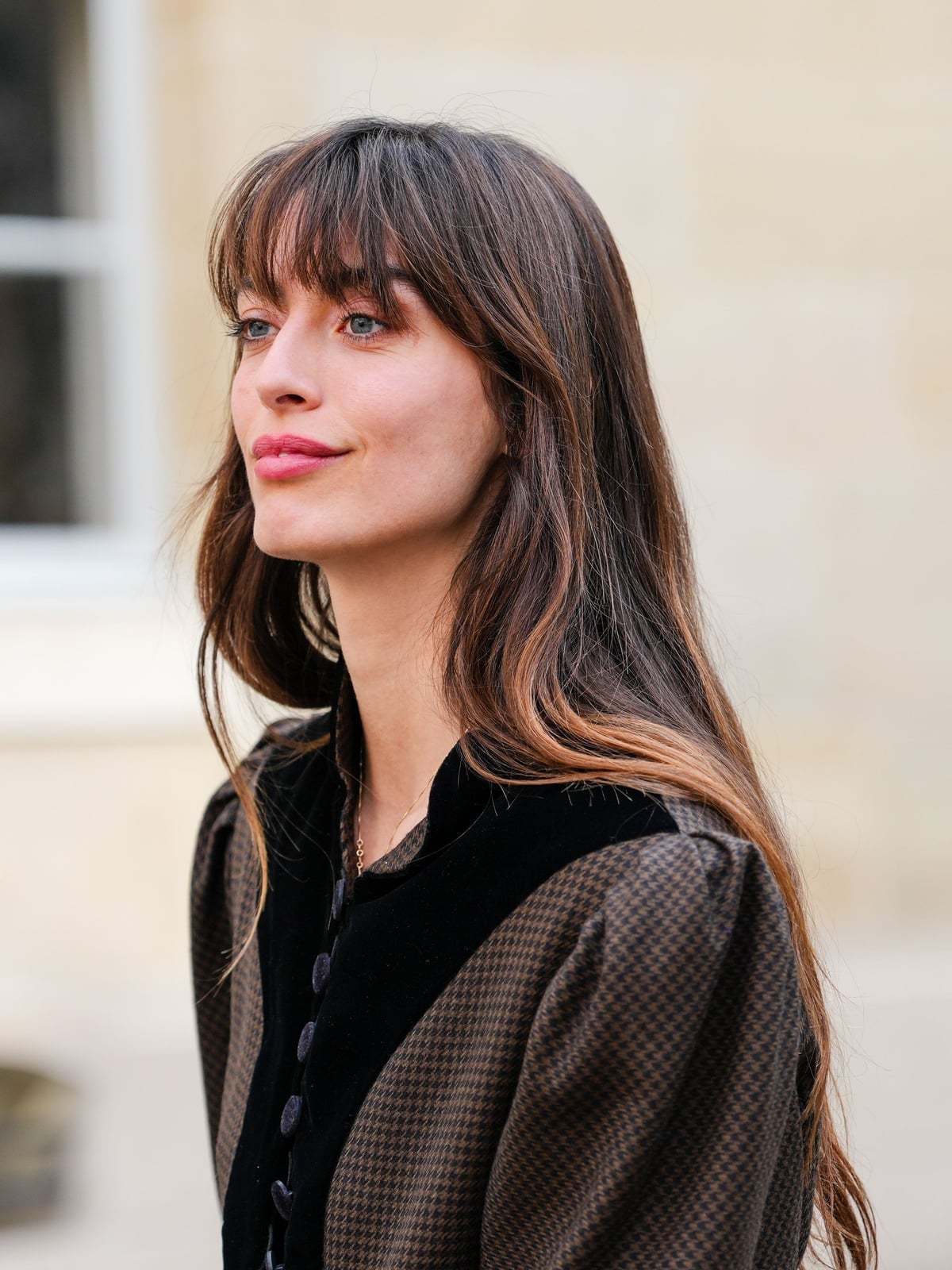 Mid-Back Wavy Hair With Flowing Curtain Bangs Mid-Back Wavy Hair With Flowing Curtain Bangs — Hair with Bangs