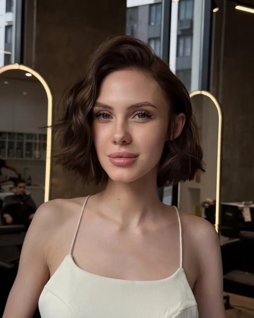 Chin Bob With Face-Framing Waves Chin Bob With Face-Framing Waves — Hairstyles for Teens