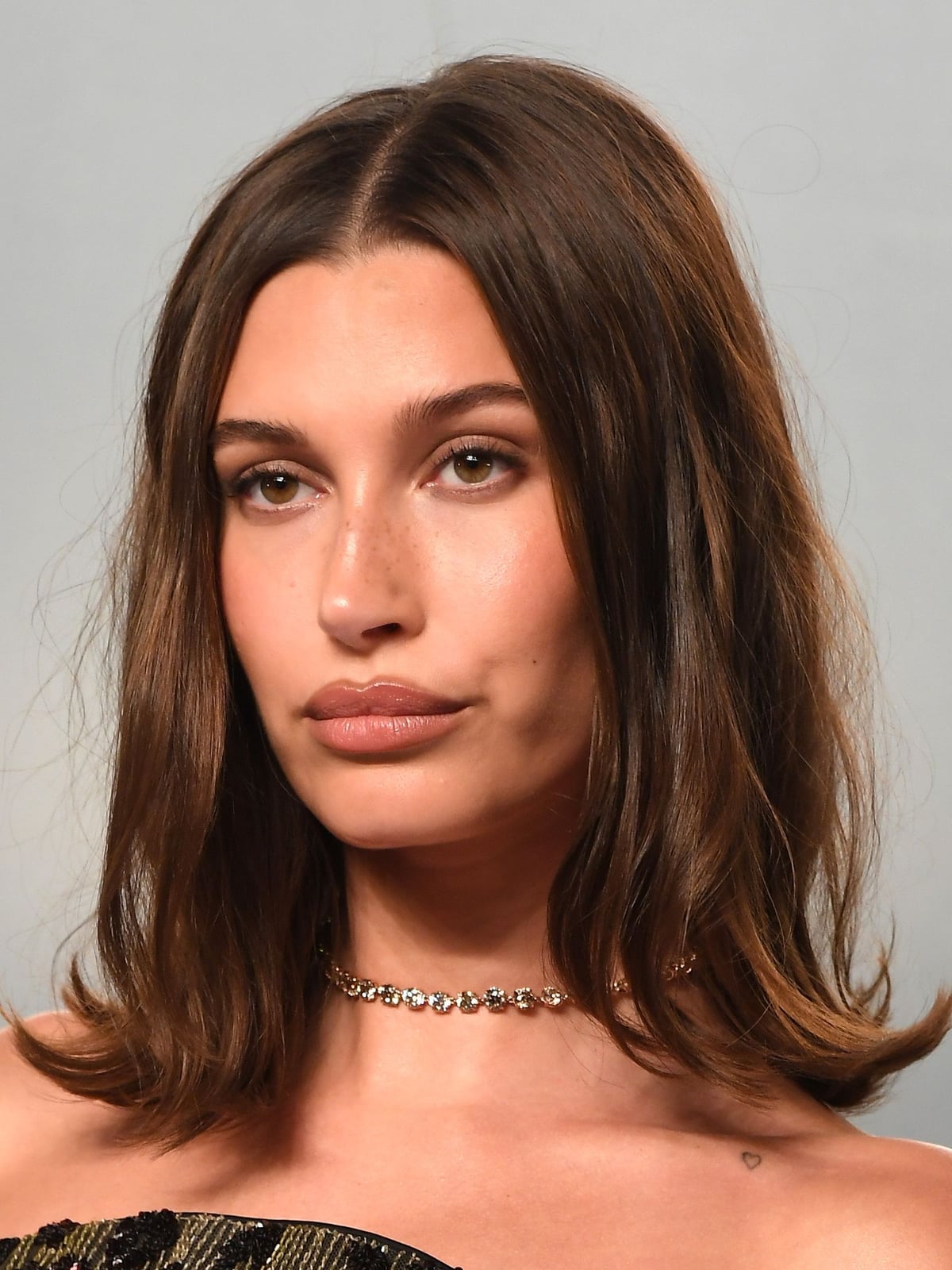 Collarbone Dark Brown With Curtain Bangs and Layers, Close-Up Take Collarbone Dark Brown With Curtain Bangs and Layers, Close-Up Take — Hairstyles for Teens