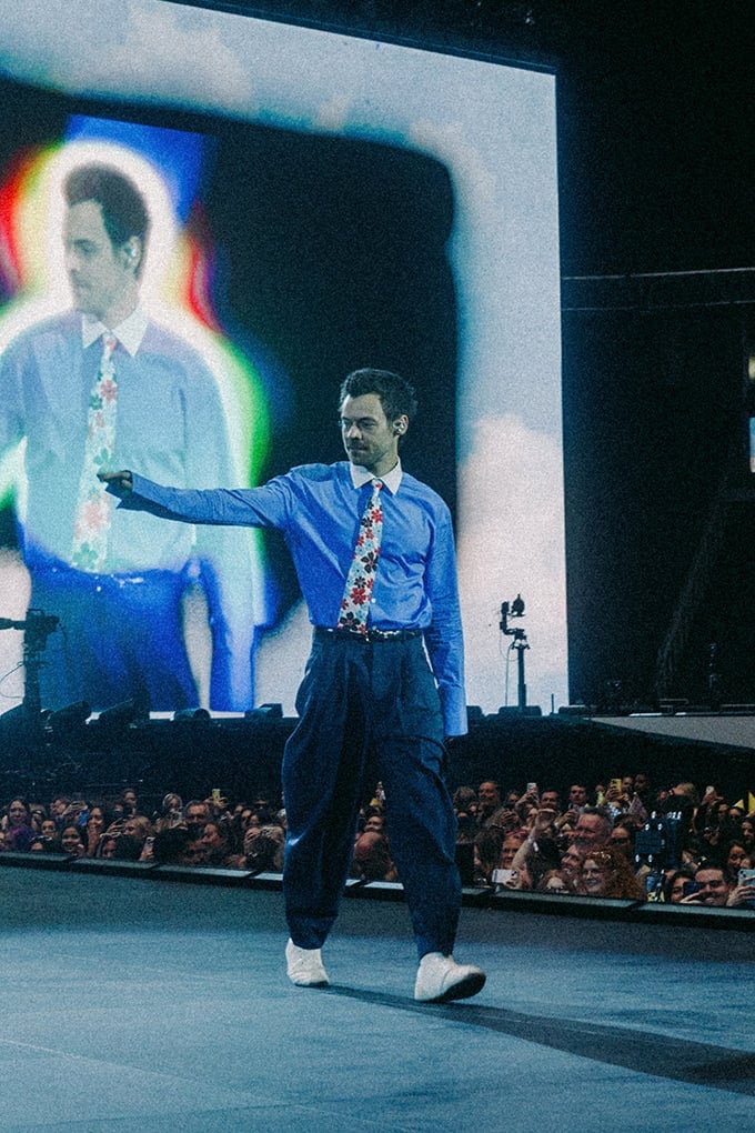 Blue Button-Down Shirt and Floral Tie Blue Button-Down Shirt and Floral Tie — Harry Styles Outfits