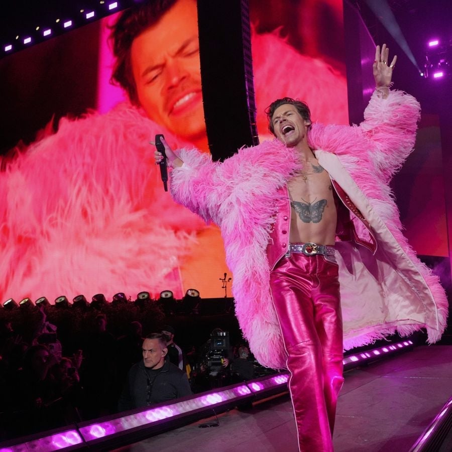 Oversized Pink Fluffy Coat and Metallic Trousers Oversized Pink Fluffy Coat and Metallic Trousers — Harry Styles Outfits