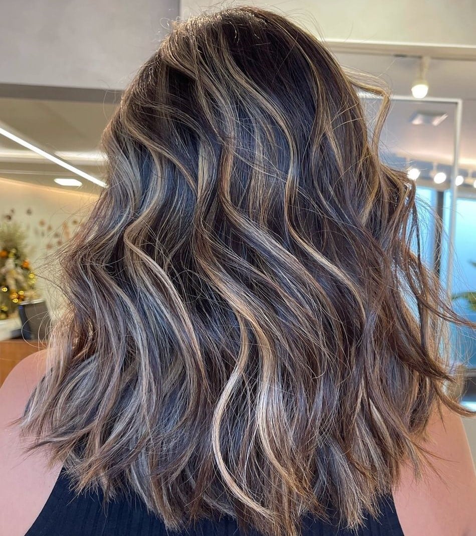 Mid-Back Dark Brown With Contrasting Blonde Highlights Mid-Back Dark Brown With Contrasting Blonde Highlights — Highlights on Brown Hair