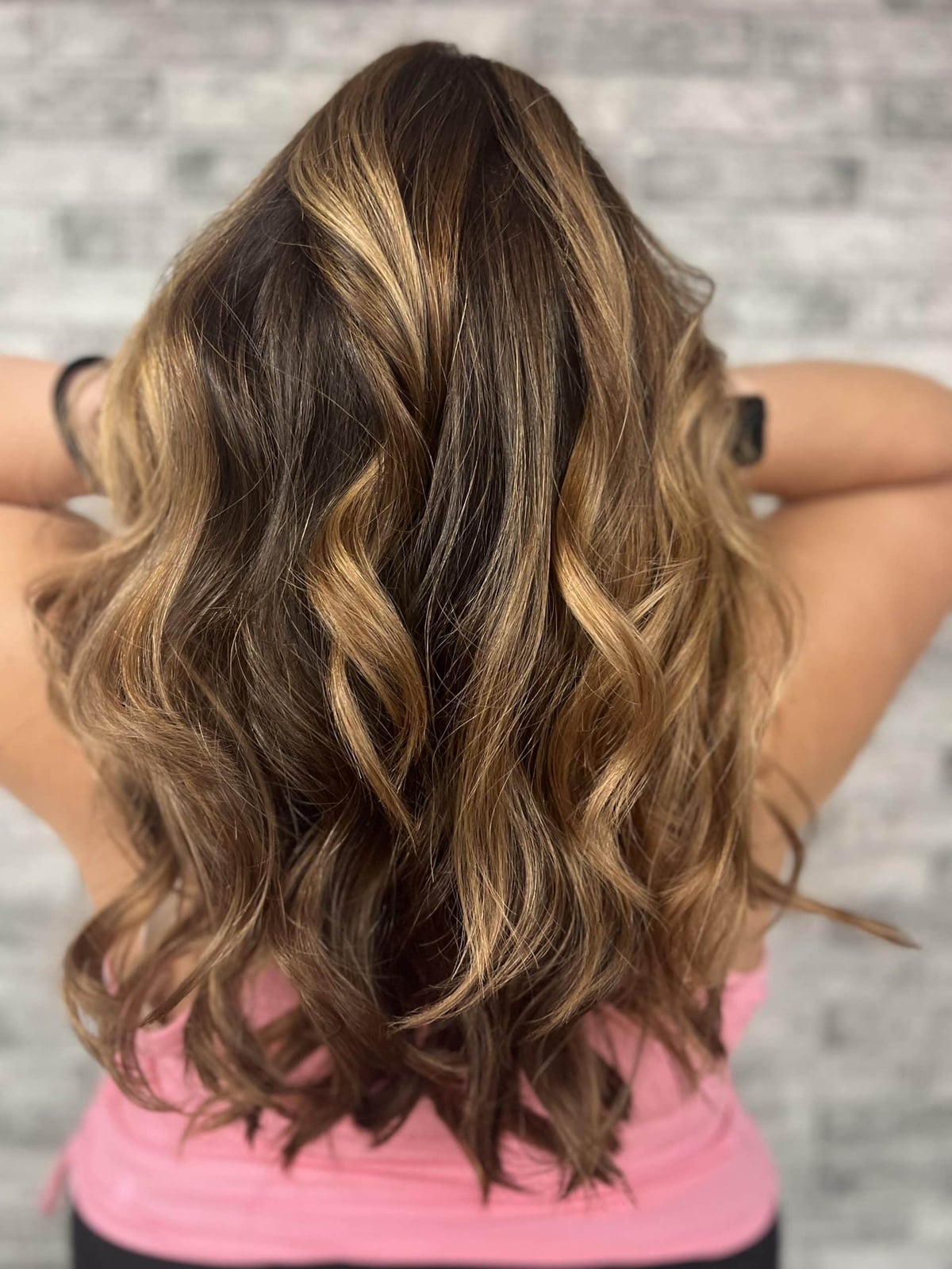 Mid-Back Medium Brown With Contrasting Blonde Highlights, Wavy Mid-Back Medium Brown With Contrasting Blonde Highlights, Wavy — Highlights on Brown Hair