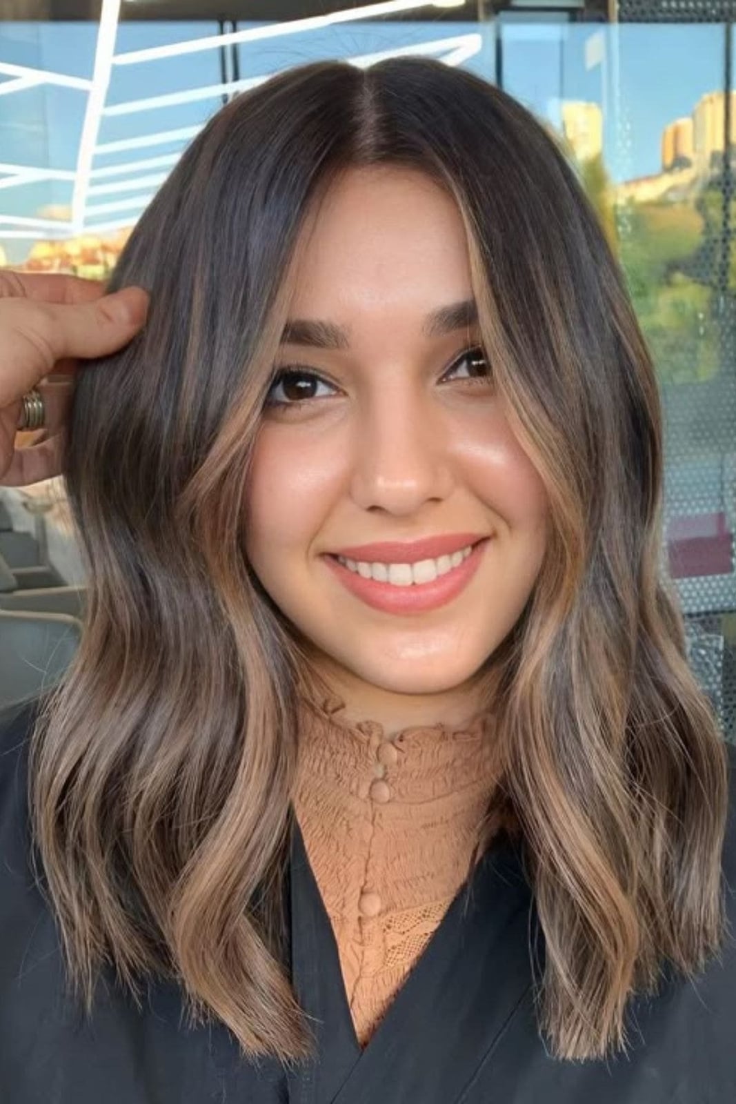 Collarbone Dark Brown With Subtle Blonde Highlights And Curtain Bangs Collarbone Dark Brown With Subtle Blonde Highlights And Curtain Bangs — Highlights on Brown Hair