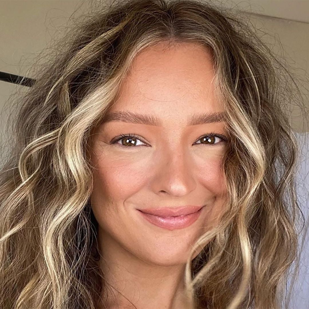 Shoulder Length Dark Brown With Loose Waves and Blonde Highlights Shoulder Length Dark Brown With Loose Waves and Blonde Highlights — Highlights on Dark Hair
