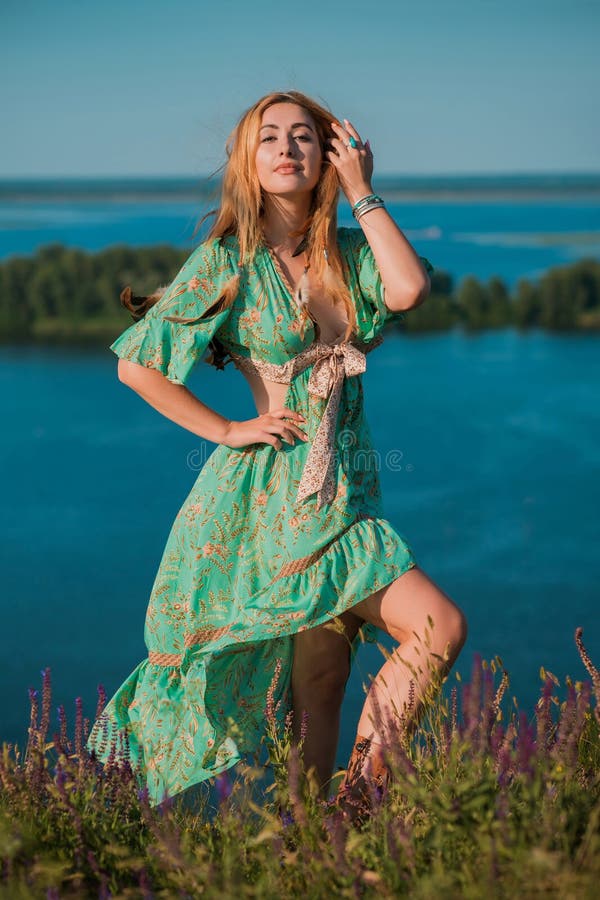 Floral Print Maxi Dress With Waist Cutouts, Close-Up Take Floral Print Maxi Dress With Waist Cutouts, Close-Up Take — Hippie Outfits