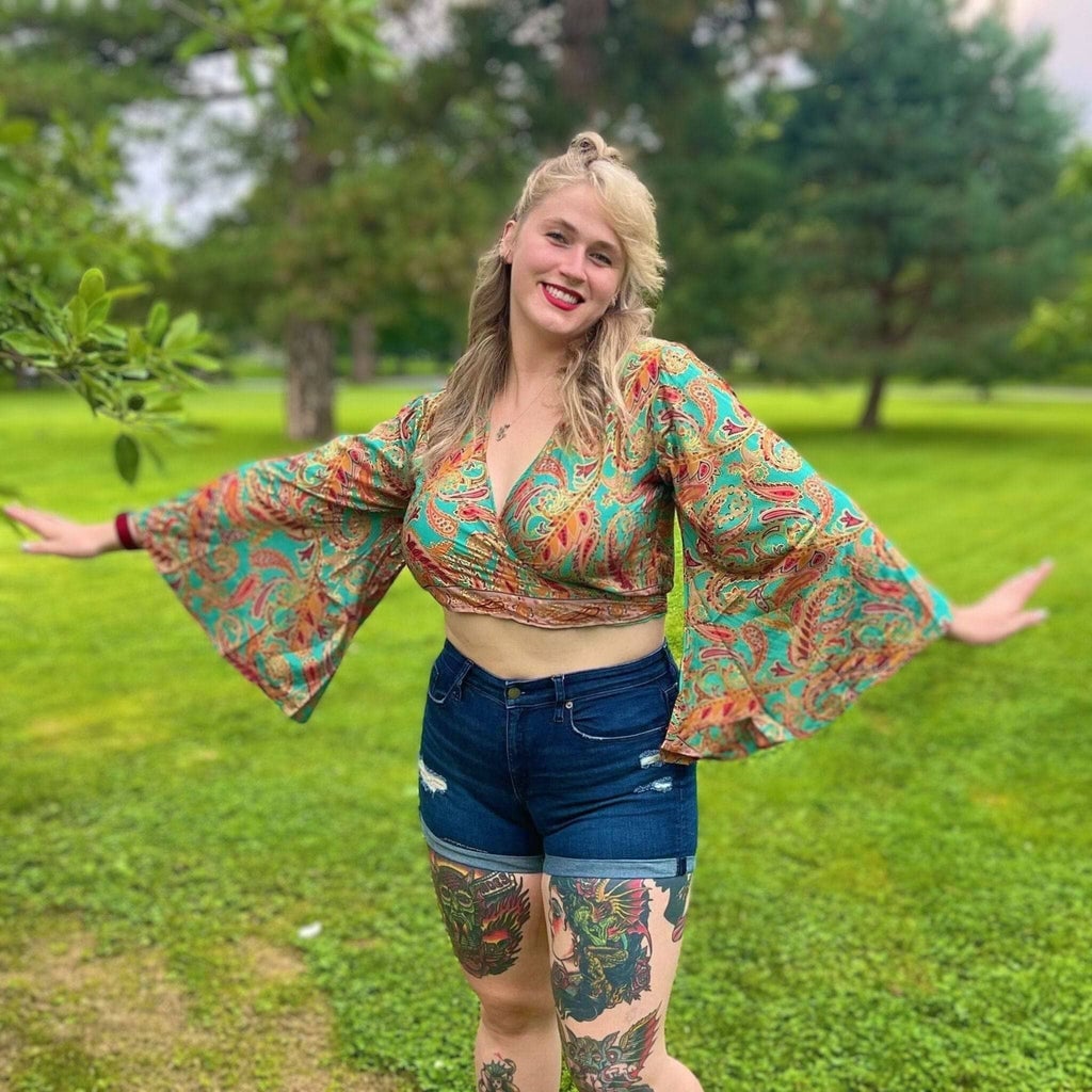 Paisley Print Wrap Top With Distressed Denim Shorts Paisley Print Wrap Top With Distressed Denim Shorts — Hippie Outfits