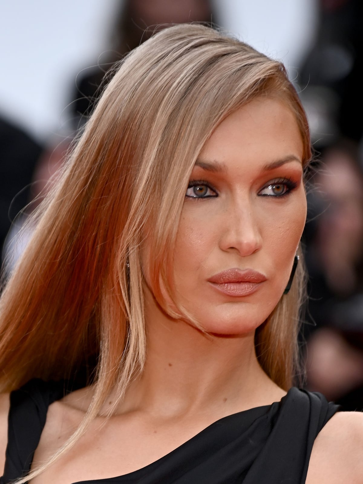 Collarbone Honey Blonde With Subtle Highlights Collarbone Honey Blonde With Subtle Highlights
