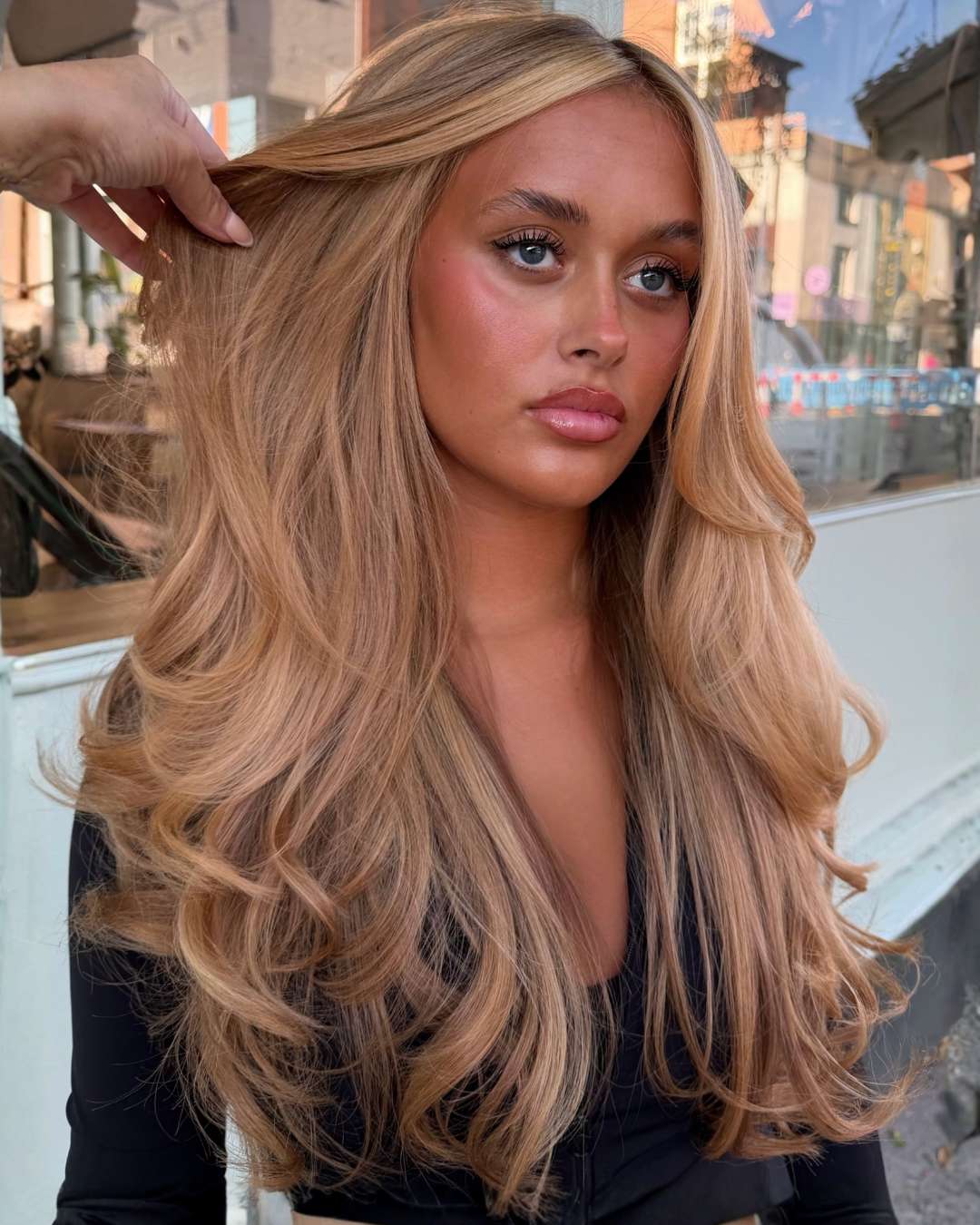 Shoulder Honey Blonde With Volume Shoulder Honey Blonde With Volume