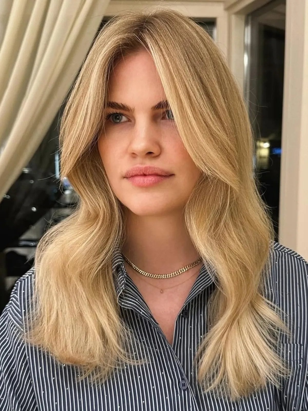 Collarbone Butter Blonde With Face-Framing Highlights Collarbone Butter Blonde With Face-Framing Highlights — Honey Blonde
