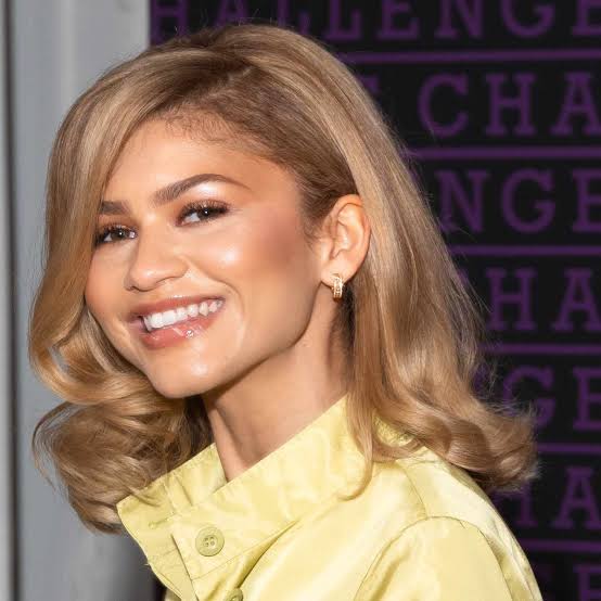 Chin Length Honey Blonde Lob With Waves Chin Length Honey Blonde Lob With Waves