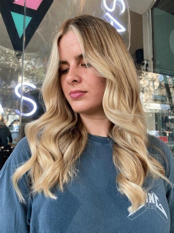 Collarbone Honey Blonde With Face-Framing Pieces, Wavy Collarbone Honey Blonde With Face-Framing Pieces, Wavy
