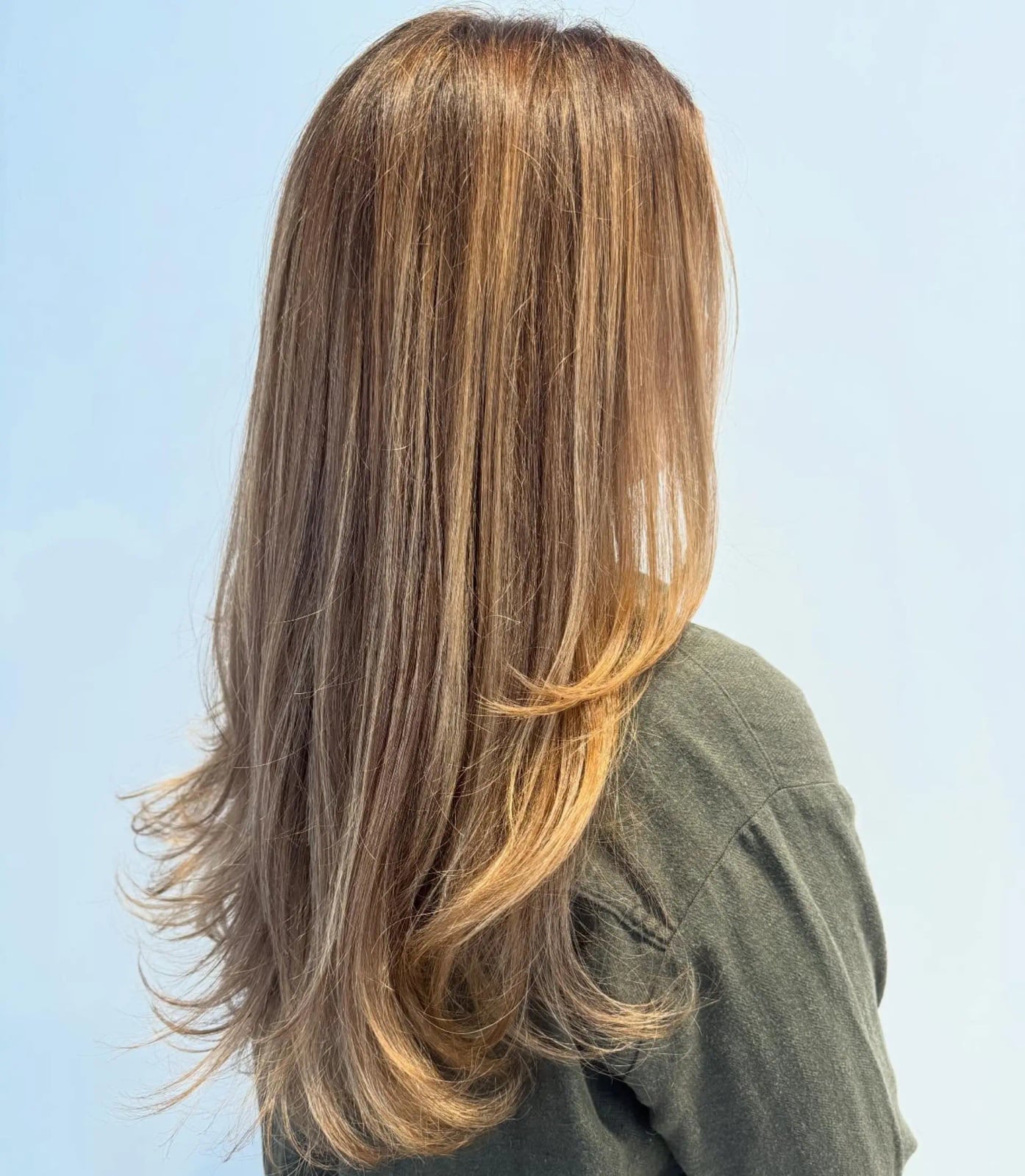 Mid-Back Layers With Honey Bronde Balayage, Wavy Mid-Back Layers With Honey Bronde Balayage, Wavy — Honey Blonde Balayage