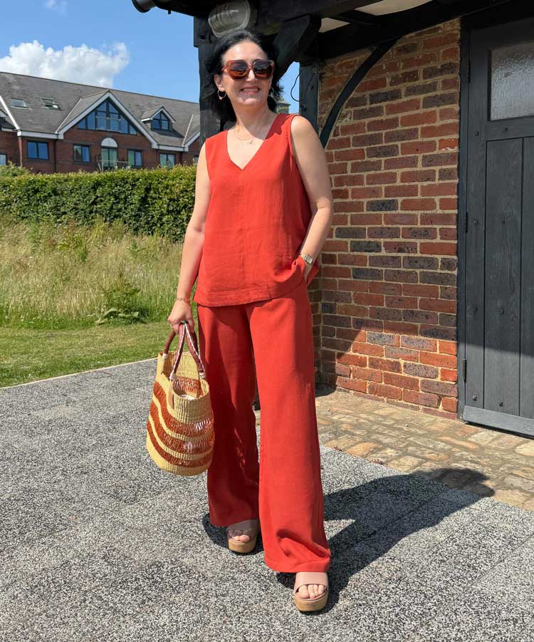 Burnt orange top and wide-leg trousers for warm weather Burnt orange top and wide-leg trousers for warm weather — Hot Weather Outfits