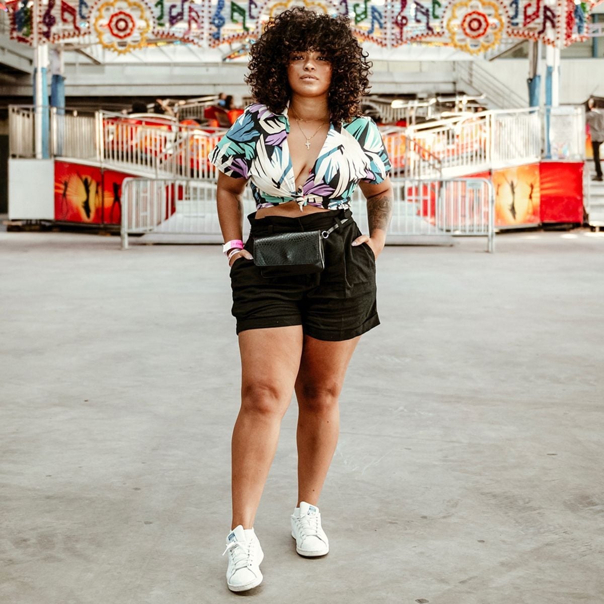 Cropped floral blouse with black shorts for a day out Cropped floral blouse with black shorts for a day out — Hot Weather Outfits