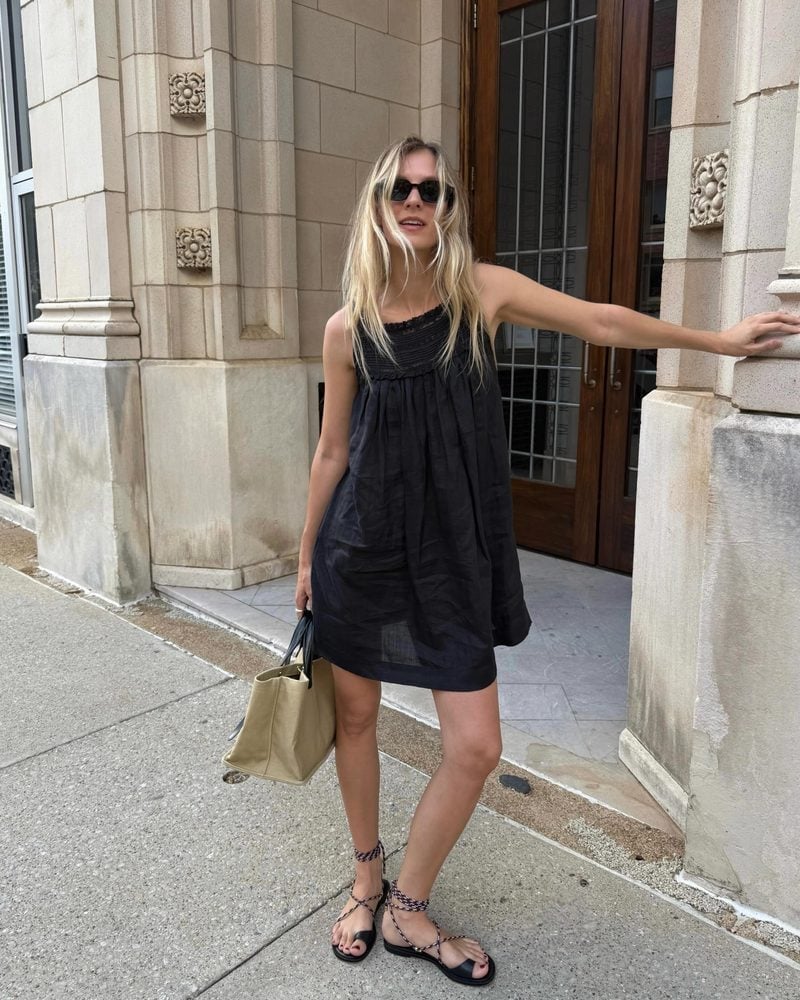 Black sleeveless mini dress for a casual summer day Black sleeveless mini dress for a casual summer day — Hot Weather Outfits